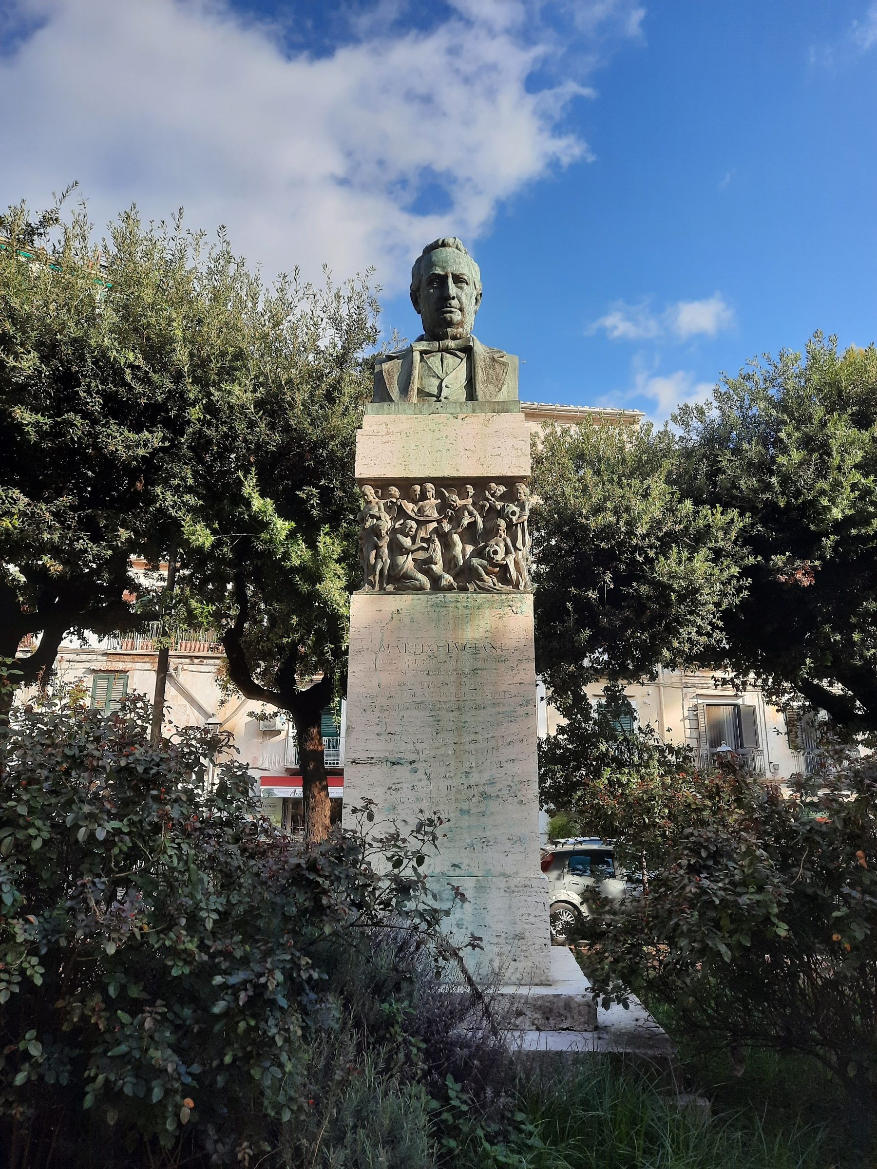 Matteo Luciani's monument, Salerno - 01.jpg